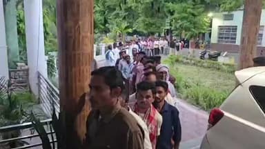 ବରଗଡ: ଜିଲ୍ଲାପାଳଙ୍କ କାର୍ଯ୍ୟାଳୟ ସମ୍ମୁଖରେ ଧାଡ଼ି ବାନ୍ଧି ଜିଲ୍ଲାପାଳଙ୍କୁ ଦାବିପତ୍ର ପ୍ରଦାନ କଲେ ଚାଷୀ