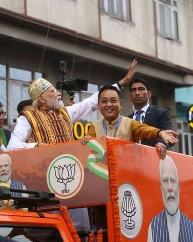 প্রধানমন্ত্রী নরেন্দ্র মোদি সিকিমের মুখ্যমন্ত্রী প্রেম সিং তামাং-এর সাথে গ্যাংটকে রোডশো করলেন ।