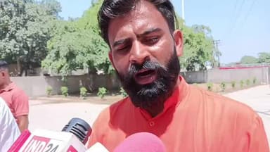 किच्छा: किच्छा में गौ रक्षा दल ने गौ माता को राष्ट्र माता घोषित करने की मांग उठाई, एसडीएम गौरव पांडे को ज्ञापन सौंपा