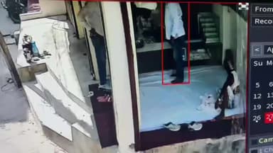 गोला: गोला में ज्वेलर्स शॉप पर दिनदहाड़े लूट, 18 साल की बेटी ने 100 मीटर तक दौड़ाकर बदमाश को गिराया, सीसीटीवी फुटेज आया सामने