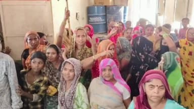 फिरोजाबाद में महिलाओं ने SMART METAR का विरोध हाथों में ले जाकर सब स्टेशन की मेज कुर्सियां तोड़ी 45° गर्मी से परेशान????