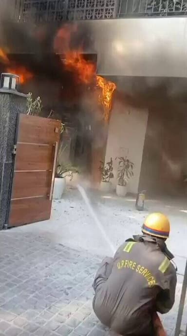 नोएडा के सेक्टर-40 में मकान में भीषण आग लगने से हड़कंप मच गया
सूचना मिलते ही दमकल विभाग मौके पर पहुंचा और आग बुझाने का क...