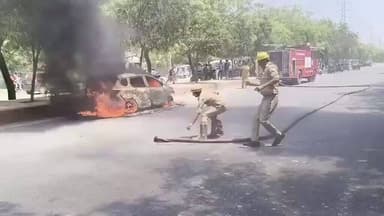 नोएडा के सेक्टर 121 इलाके में एक कार में आग लग गई। आग बुझाने के प्रयास जारी हैं।
@noidafire @noidapolice @Uppolice http...