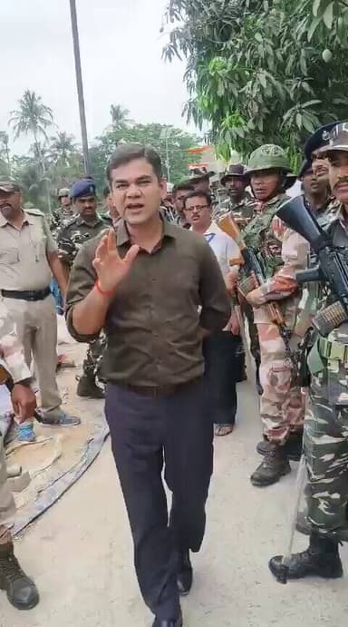 बंगाल चुनाव में यूपी के आईपीएस की धमक, लोकल नेताओं को पढ़ाया कानून का पाठ
पश्चिम बंगाल चुनाव में उत्तर प्रदेश कैडर के I...