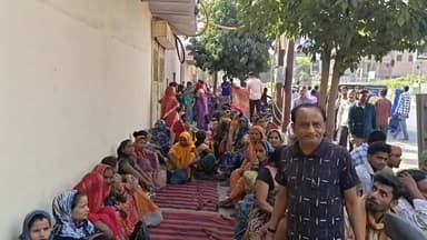 मथुरा: मथुरा के स्वीटी सुपारी फैक्ट्री के बाहर वेतन वृद्धि को लेकर कर्मचारियों ने किया धरना, मलिक पर पक्षपात का आरोप