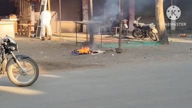 बड़ौद: सड़क किनारे कचरा जलाने से रहवासी परेशान, जिम्मेदारों का नहीं है ध्यान