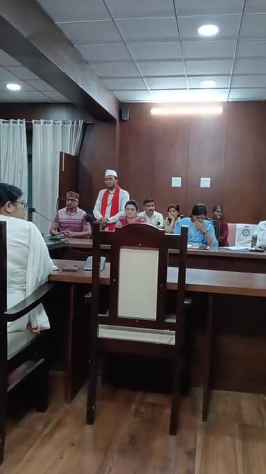 जनता दरबार के दौरान बार-बार फोन चलाने पर एसीएमओ का फोन डीएम ने किया जप्त
डीएम आकांक्षा कोंडे ने जनता दरबार के दौरान अध...