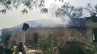रीवा जिला सेमरिया अंतर्गत बाबाईया गांव में अशोक तिवारी जी के घर में लगी आग तीन बेटियों के बाप का रो रो कर बुरा हाल अनाज