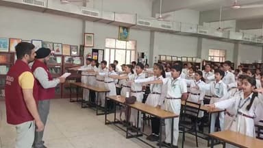 साकेत: दिल्ली पुलिस की एंटी नारकोटिक्स टास्क फोर्स ने जेजे क्लस्टर्स में लोगों को नशे के खिलाफ किया जागरूक