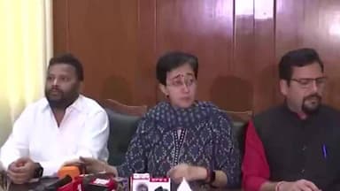 साकेत: AAP के 7 राज्यसभा सांसदों के BJP में विलय पर दिल्ली की नेता प्रतिपक्ष और AAP नेता आतिशी ने की प्रेस वार्ता