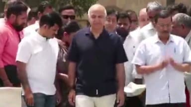 पार्लियामेंट स्ट्रीट: आप पार्टी के संयोजक अरविंद केजरीवाल, आतिशी, मनीष सिसोदिया और संजीव झा राजघाट पहुंचे