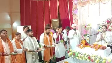 नवादा जिला के सिरदला महवतपुर में यज्ञ कि आरती करते केंद्रीय मंत्री चिराग पासवान के साथ समर्थक व श्रद्धालू।