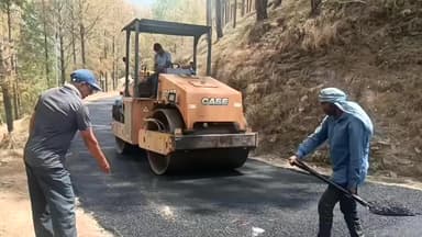 पौड़ी: खंडूसैंण से बबोलीधार तक सड़क का डामरीकरण फिर से शुरू, गुणवत्ता पर इस बार सख्ती बरती जाएगी