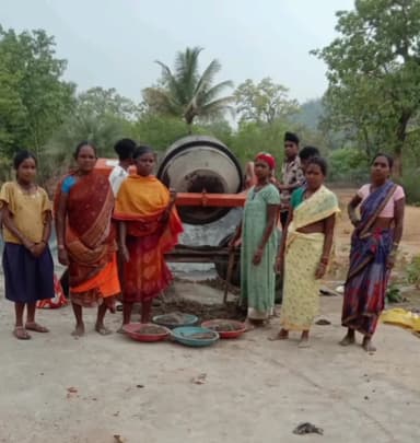 कोंडागांव: कुधुर पंचायत के समूह की महिलाएं ईंट निर्माण कार्य से आत्मनिर्भर बन रही हैं
