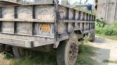 भगवानपुर: पुलिस ने ट्रैक्टर ट्रॉली के तहखाने में छिपाई भारी मात्रा में विदेशी शराब बरामद की, चालक गिरफ्तार