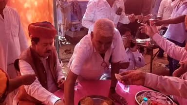 पूर्व मंत्री राजेन्द्र चौधरी आज भी कार्यकर्ताओ का रखते पूरा ध्यान!!! काजू कतली खिलाई सभी को!! #भोपालगढ़ #bhopalgarh #jodh...