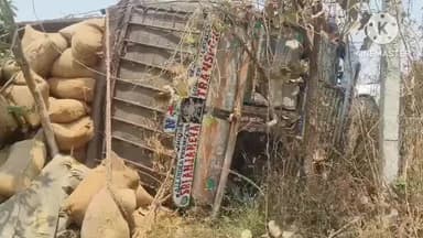 బోధన్: బోధన్ లో వడ్లలొడుతో వెళుతున్న లారీ బోల్తా, తప్పిన ప్రమాదం