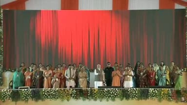 माननीय प्रधानमंत्री श्री @narendramodi जी ने वाराणसी में बरेका परिसर से रेल इन्फ्रास्ट्रक्चर से जुड़ी महत्वपूर्ण परियोजना का शिलान्यास किया, साथ ही 2 नई #AmritBharatExpress ट्रेनों को हरी झंडी दिखाकर रवाना किया। #railinfra4uttarpradesh