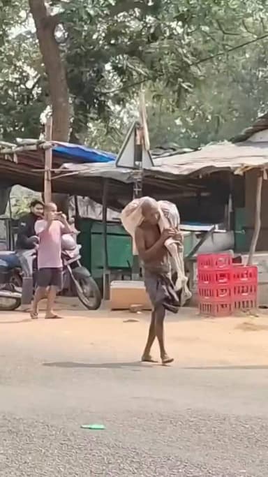 বোন মৃত, প্রমাণ দিতে কঙ্কাল নিয়ে ব্যাংকে উড়িষ্যার জিতু মুণ্ডা।