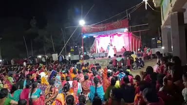 চড়ক মেলা উপলক্ষে সাঁওতালডি থানার ডুমুরডিহা গ্রামে মানভূম অর্কেস্ট্রা অনুষ্ঠান দেখতে উপচে পড়া ভিড় !!