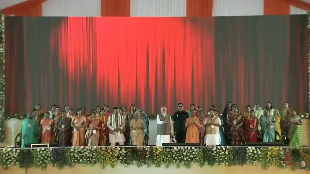 माननीय प्रधानमंत्री श्री @narendramodi जी ने वाराणसी में रेल इन्फ्रास्ट्रक्चर से जुड़ी महत्वपूर्ण परियोजना का शिलान्यास किया साथ ही 2 नई #AmritBharatExpress ट्रेनों को हरी झंडी दिखाकर रवाना किया। #RailInfra4UttarPradesh
