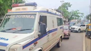 শিলচর: শিলচরে বেহাল রাস্তায় যাত্রীরা যানজটে নাকাল