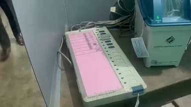 ফলতার দেবীপুর ১৭৭ নম্বর বুথে বিজেপির প্রতীকের ওপরে ইভিএম টেপ মেরে দেওয়ার অভিযোগ। হাতেনাতে ধরলো ফলতা বিধানসভার বিজেপি প্...