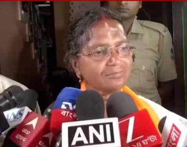 মেয়েকে প্রণাম করে ভোট দিলেন অভয়ার মা, ভোট দিয়ে আবেগঘন বার্তা