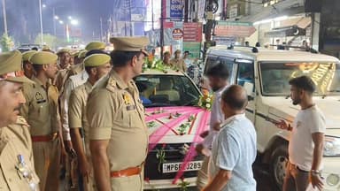 भारी पुलिस बल के साथ सड़क पर उतरे कोतवाल अनिल सिंह
बीच रास्ते में ही खड़ी दूल्हे की गाड़ी मिली फिर
#MAU #maunews #mau...