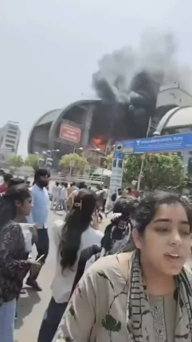 *Kota*
कोटा के सिटी मॉल में लगी भीषण आग, मॉल के पिछले हिस्से के शोरूम में लगी आग, मौके पर पहुंची दमकलें, आग बुझाने के प...