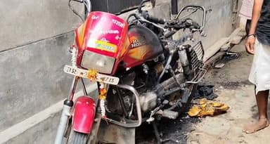 मोकामा थाना क्षेत्र के शिवनार,वार्ड संख्या 6 निवासी विपिन कुमार के घर के बाहर लगी मोटर साइकिल में अज्ञात उच्चकों ने बीती...