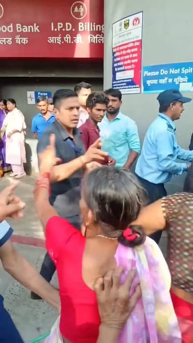 पटना के पारस अस्पताल का दृश्य हैं जहां देखिए एक तरफ किस तरह डॉक्टर के भेस में गुंडों का अड्डा बना है और दूसरे तरफ सरकार ...