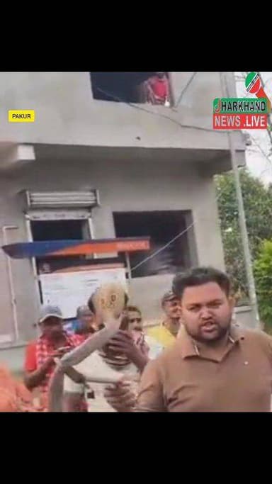 पेट्रोल पंप पहुंचा तेल लेने तो इंजन से निकला जहरीला कोबरा सांप !