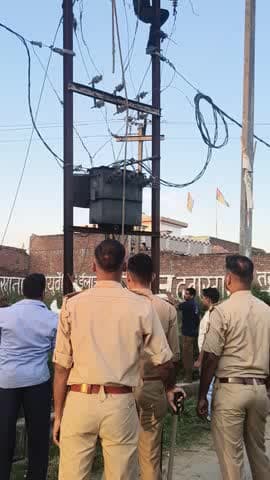 parora l,meerganj, Bareilly 11hazar begli ke lahan ka nermar keya gaya haa joo basti ka upar se nekali jaa rhii ha