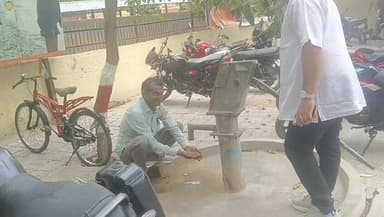 विकास भवन में प्यास बुझाने को मोहताज आम जनता, इंडिया मार्का हैंडपंप महीनों से खराब
#हरदोई। भीषण गर्मी के इस मौसम में आम...