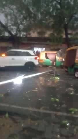 तेज आंधी तूफान में चंदौली के अलीनगर थाना क्षेत्र के कुछमन रेलवे गेट पर टावर लाइट मेंन रोड पर गिरने के कारण लगा लंबा जाम