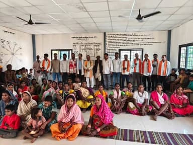 विगत दिनों छुईखदान विकासखंड के सुदूर वनांचल एवं आदिवासी बहुल ग्राम निजामडीह में क्षेत्रीय सांसद संतोष पाण्डेय ने पीएम जन...