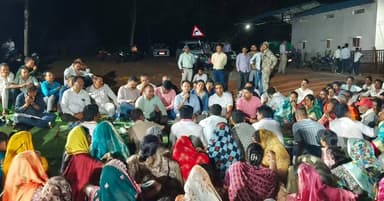 छुईखदान विकासखंड के बकरकट्टा क्षेत्र अंतर्गत ग्राम तेंदूभाठा स्थित धान खरीदी केंद्र में मंगलवार शाम आयोजित रात्रि चौपाल ...