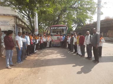 जिले से रामलला दर्शन योजना के अंतर्गत 30 श्रद्धालुओं को आज सुबह जनप्रतिनिधियों ने हरी झंडी दिखाकर अयोध्या धाम के लिए रवा...
