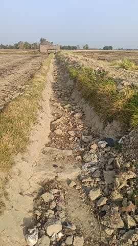 gram ka nahar hai MANREGA aadha karne ke bad aadha chhod Diya Gaya hai Paisa nikaalne ki vajah se