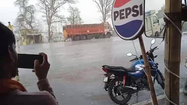 दिनारा मेन रोड पर बारिश के साथ बर्फबारी हुई....