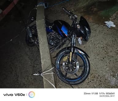 बीती रात आंधी तूफ़ान व मूसलाधार बारिश के बीच बेनीपट्टी बाजार में, पुराने पीएचसी वाली गली में बिजली का खम्भा बाइक पर गिर प...