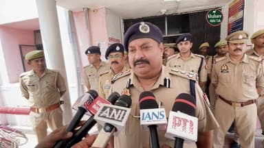 मऊ में ड्यूटी पर खड़े पुलिसकर्मियों को डंपर ने रौंदा, एक सिपाही की मौत — घायलों से मिलने जिला अस्पताल पहुंचे डीआईजी
#Mau...