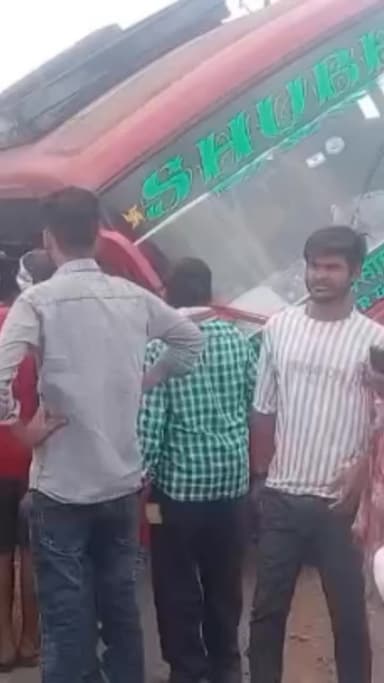 तेज रफ्तार का कहर: सतना-सेमरिया मार्ग पर बस-ट्रैक्टर भिड़ंत, एक दर्जन यात्री घायल#Roadaccident#satna#madhya pradesh