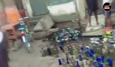 बिहार के हाजीपुर मे नाला सफाई के दौरान मिली शराब की हजारों बोतल #news #video #salamindia18 #biharnew