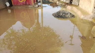 सिरोंज तहसील के ग्राम पंचायत पामाखेड़ी के ग्राम आफताब नगर हरिपुर में नली न होने के कारण पानी भरा हुआ रेता है