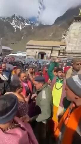 #उत्तराखंड- #केदारनाथ धाम में तीर्थ पुरोहितों ने बीकेटीसी अध्यक्ष हेमंत द्विवेदी के खिलाफ विरोध जताते हुए मुर्दाबाद के नारे लगाए।