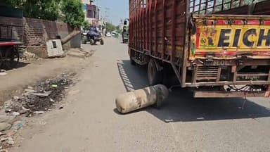 🔥चलते कैंटर से गिरा CNG सिलेंडर,
संजय कॉलोनी में बाल-बाल बचे लोग
#lakshayaindianews
#secter55
#gounchhi
#satishfagna...