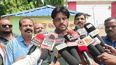 ନବରଙ୍ଗପୁର ପୋଲିସ ଷ୍ଟେସନ: 3 ଦଫା ଦାବିନେଇ ଜିଲ୍ଲାପାଳଙ୍କ କାର୍ଯ୍ୟାଳୟରେ ଧାରଣା ଦେଇ ମତ ଦେଲେ ଜିଲ୍ଲା ଓୟୁଜେ ସଭାପତି ସୁଶାନ୍ତ ବେହେରା