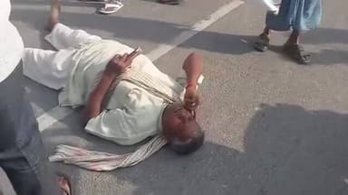 Maharajganj: किसान को डीजन नहीं मिला तो सड़क पर लेट करने लगा प्रदर्शन, वोडियो सोशल मीडिया पर वायरल
#Maharajganj #uttarpr...
